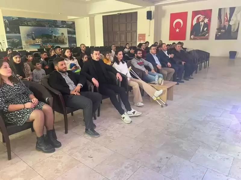 CHP’li Gençlerden El Ele Engelsiz Yaşama Destek