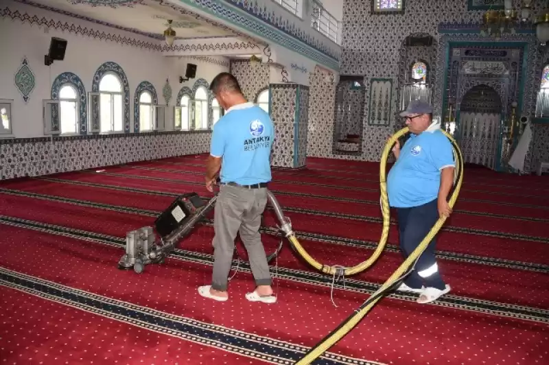 Antakya Belediyesi Hasarsız Camilerde Temizlik çalışmalarına Devam Ediyor