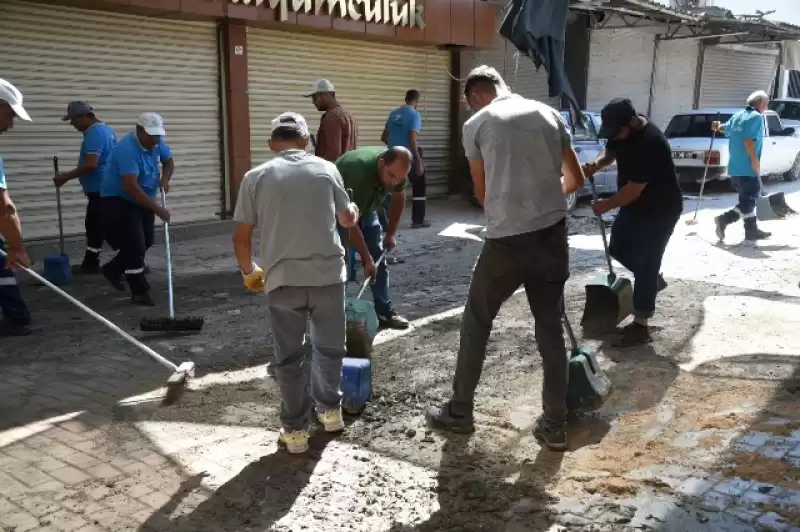 Yağmur Sonrası Uzun Çarşı’yı Antakya Belediyesi Ekipleri Temizledi