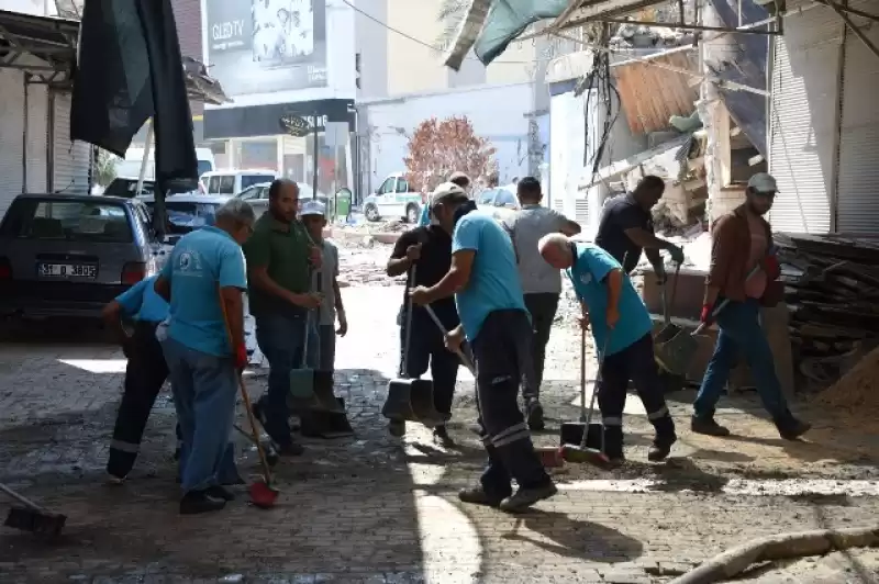 Yağmur Sonrası Uzun Çarşı’yı Antakya Belediyesi Ekipleri Temizledi