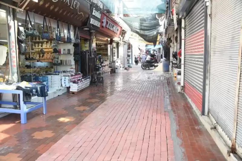 Yağmur Sonrası Uzun Çarşı’yı Antakya Belediyesi Ekipleri Temizledi