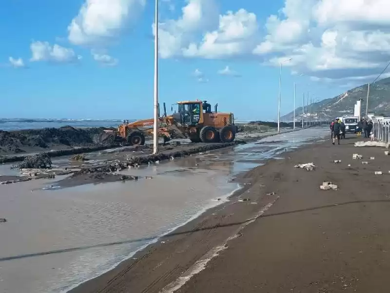 Samandağ Belediyesi Ekipleri Su Taşkınlarına Anında Müdahale Etti