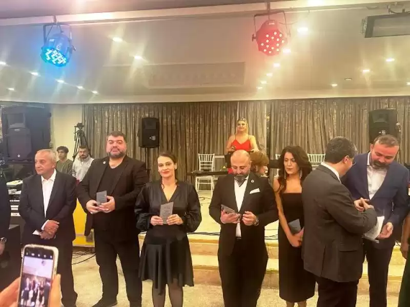 AV. NİDAL HÜZMELİ’YE 100 GÜÇLÜ İNSAN BAŞARI ÖDÜLÜ VERİLDİ