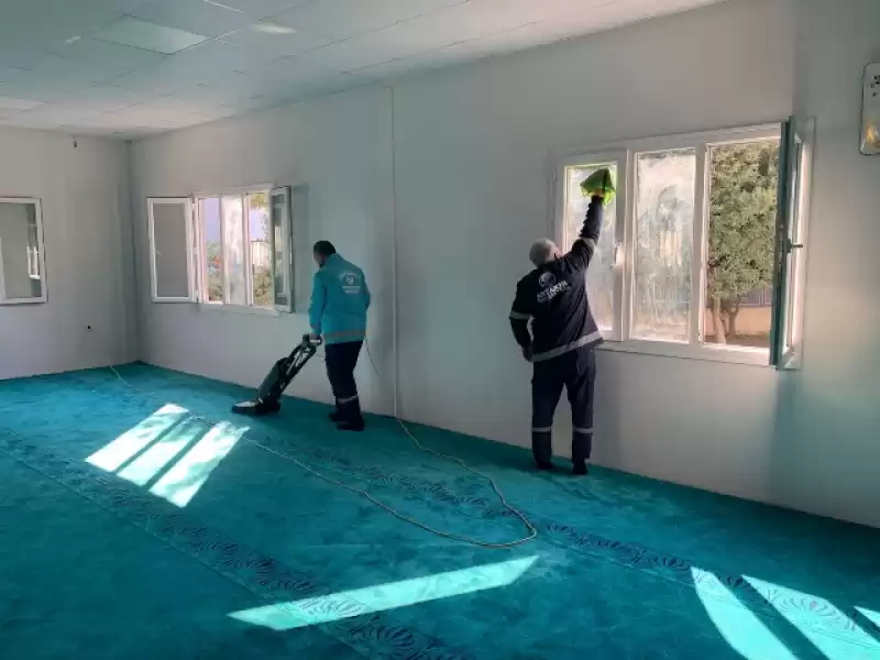 Antakya Belediyesi Hasarsız Camilerde Temizlik çalışmalarına Devam Ediyor