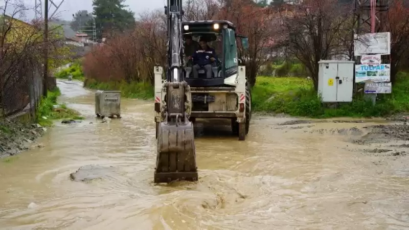 Antakya Belediyesi Ekipleri Selle Mücadelede Vatandaşın Yanında