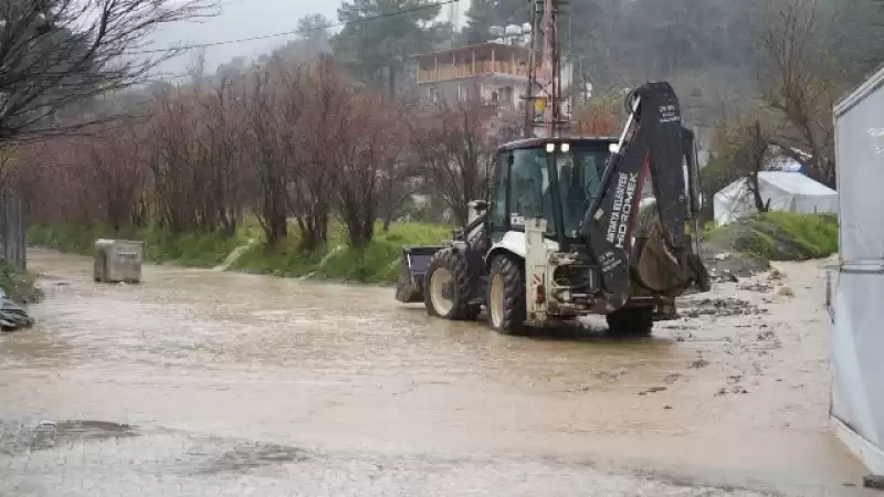 Antakya Belediyesi Ekipleri Selle Mücadelede Vatandaşın Yanında