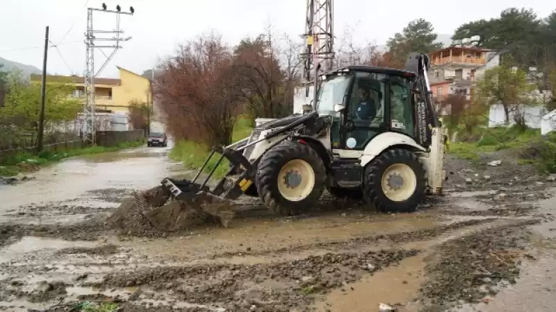 Antakya Belediyesi Ekipleri Selle Mücadelede Vatandaşın Yanında