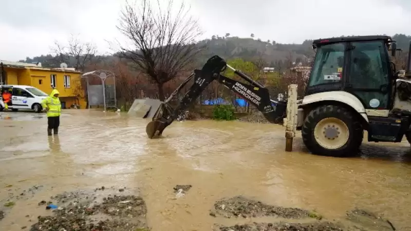 Antakya Belediyesi Ekipleri Selle Mücadelede Vatandaşın Yanında