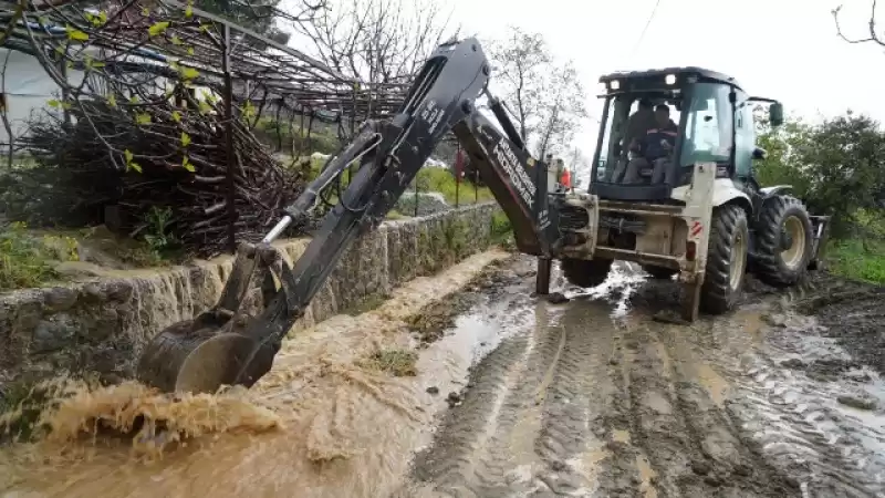 Antakya Belediyesi Ekipleri Selle Mücadelede Vatandaşın Yanında