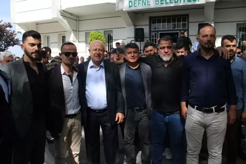 DEFNE BELEDİYESİ’NDE BAYRAK DEĞİŞİMİ