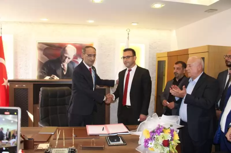 DEFNE BELEDİYESİ’NDE BAYRAK DEĞİŞİMİ
