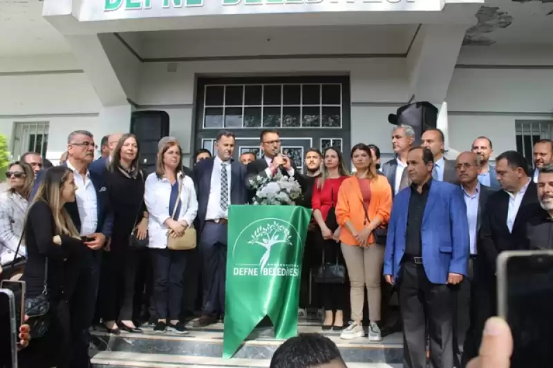 DEFNE BELEDİYESİ’NDE BAYRAK DEĞİŞİMİ