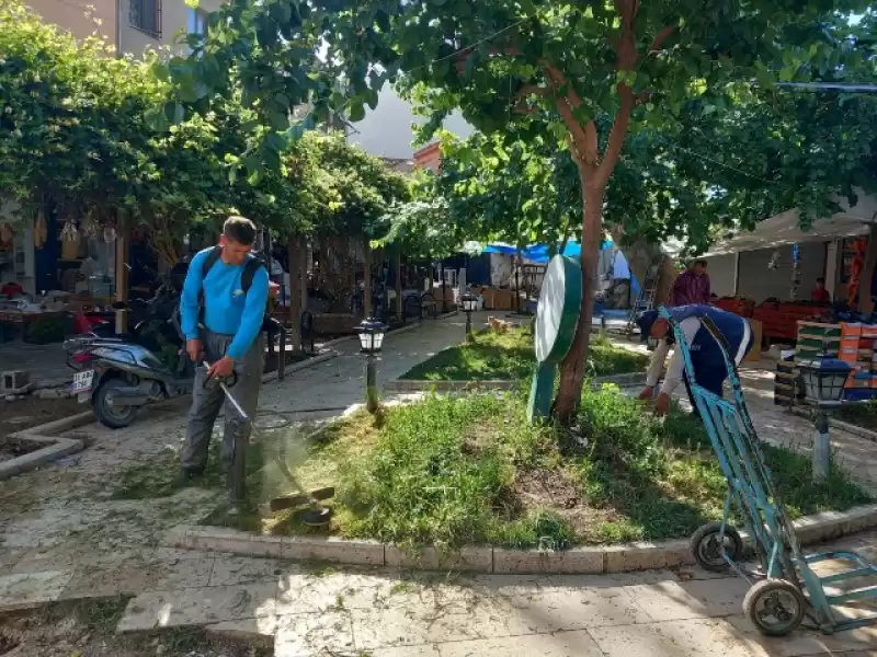 ANTAKYA BELEDİYESİ EKİPLERİ PARK VE YEŞİL ALANLARDA  ÇALIŞMALARINI SÜRDÜRÜYOR