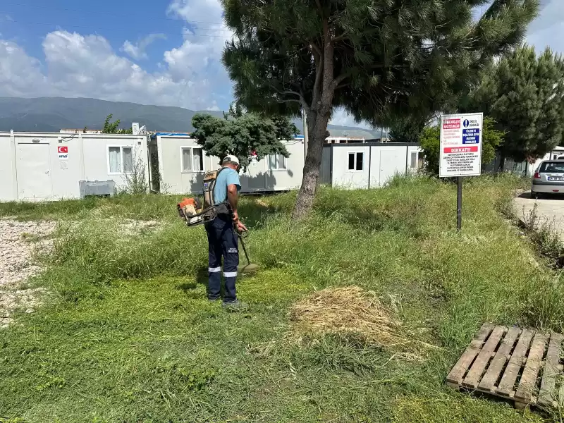 ANTAKYA BELEDİYESİ EKİPLERİ PARK VE YEŞİL ALANLARDA  ÇALIŞMALARINI SÜRDÜRÜYOR