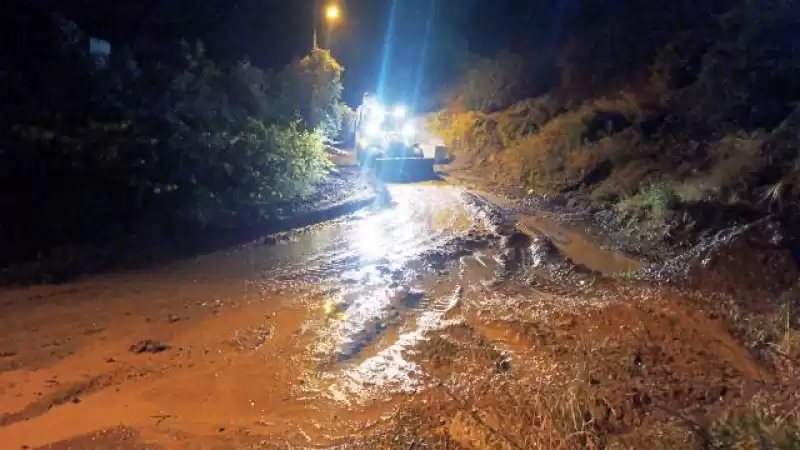 Belediye Ekipleri Yağmur Süresince Sahada Teyakkuz Halinde  çalışmalarını Sürdürdü