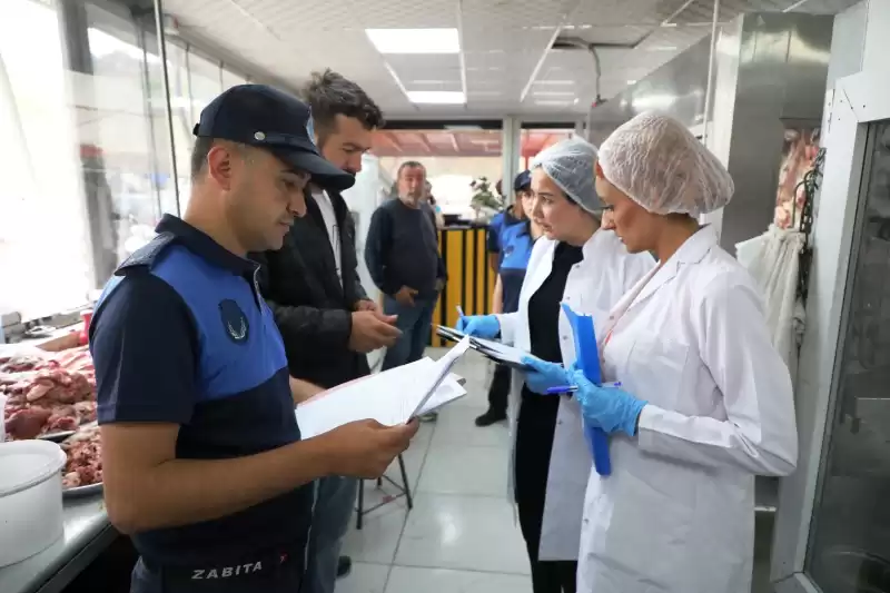 HBB, ZABITA EKİPLERİ KASAPLARI DENETLEDİ…
