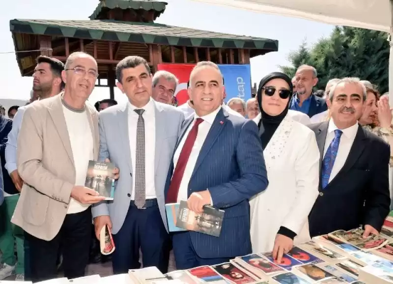 BAŞKAN YAPAR, ALTINÖZÜ’NDE KİTAP FUARI AÇILIŞI’NA KATILDI