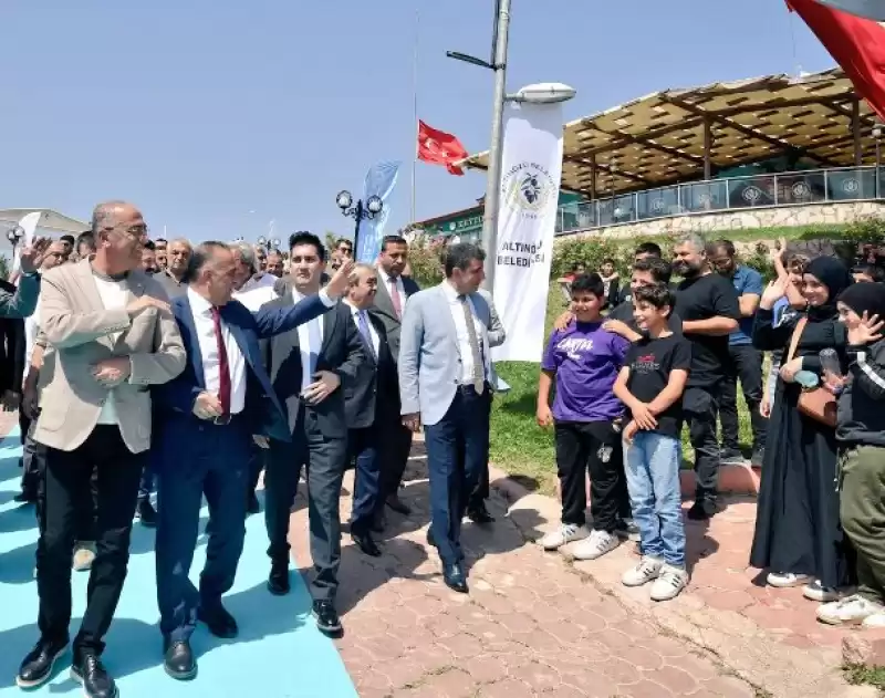 BAŞKAN YAPAR, ALTINÖZÜ’NDE KİTAP FUARI AÇILIŞI’NA KATILDI