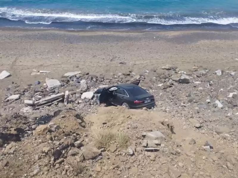 Arsuz, Kale Mevkiinde Meydana Gelen Trafik Kazasında Bir Araç Uçuruma Yuvarlandı
