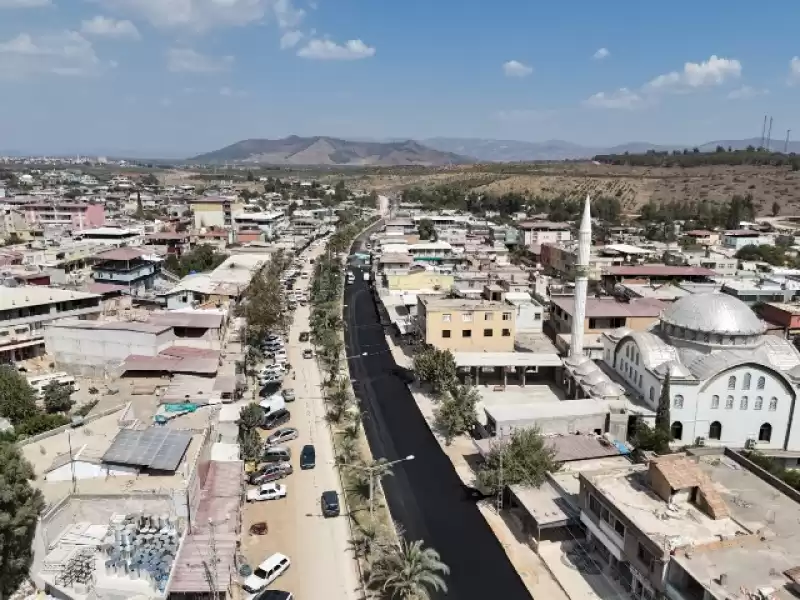 BETON ASFALTA KAVUŞAN AKTEPE MUHTARI KURBAN KESTİ