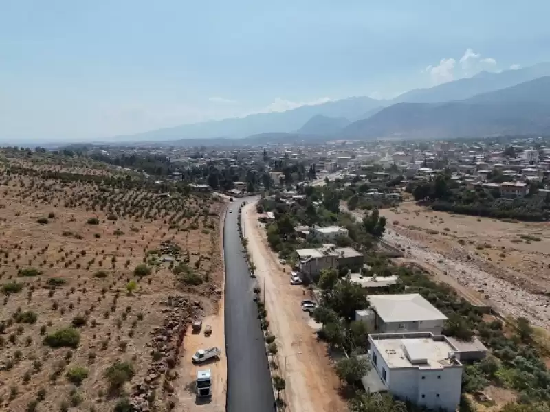 BETON ASFALTA KAVUŞAN AKTEPE MUHTARI KURBAN KESTİ