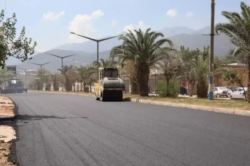 BETON ASFALTA KAVUŞAN AKTEPE MUHTARI KURBAN KESTİ