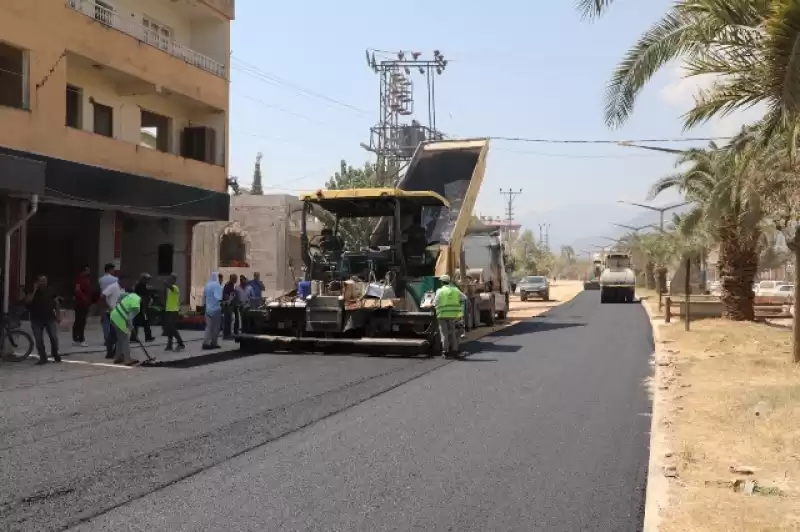 BETON ASFALTA KAVUŞAN AKTEPE MUHTARI KURBAN KESTİ