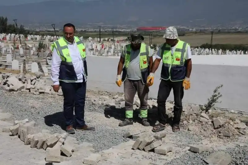 MEZARLIKLARDA TEMİZLİK VE BAKIM ÇALIŞMALARI SÜRÜYOR