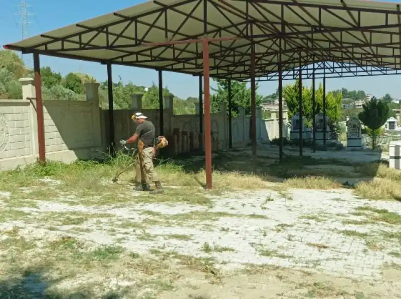 MEZARLIKLARDA TEMİZLİK VE BAKIM ÇALIŞMALARI SÜRÜYOR