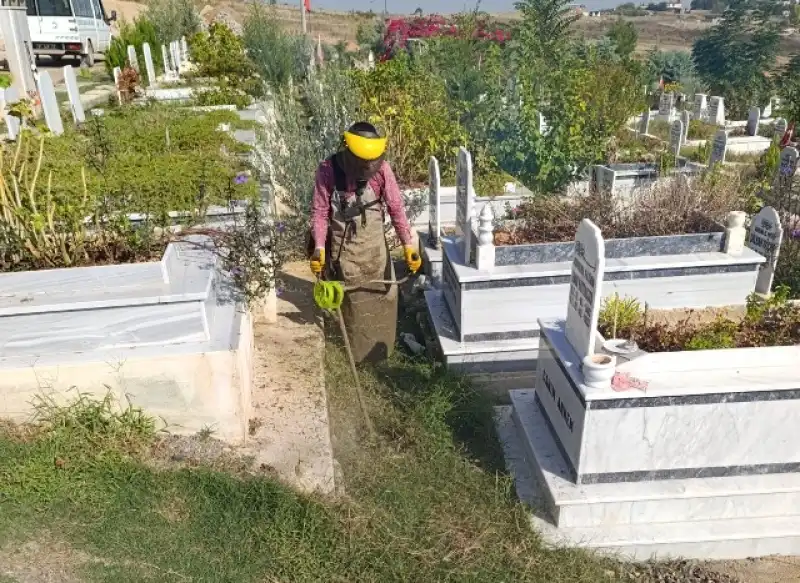 MEZARLIKLARDA TEMİZLİK VE BAKIM ÇALIŞMALARI SÜRÜYOR