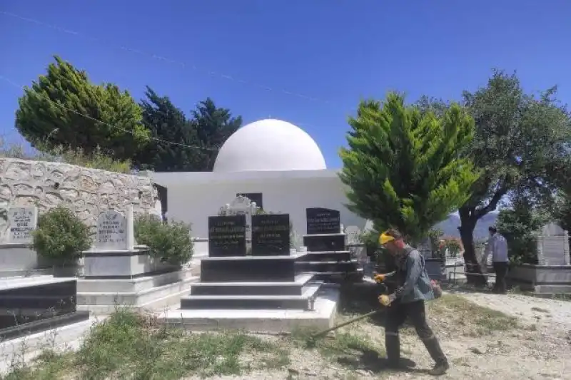 MEZARLIKLARDA TEMİZLİK VE BAKIM ÇALIŞMALARI SÜRÜYOR