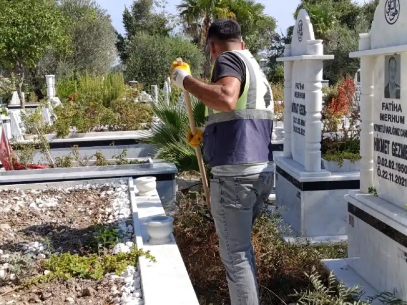 MEZARLIKLARDA TEMİZLİK VE BAKIM ÇALIŞMALARI SÜRÜYOR