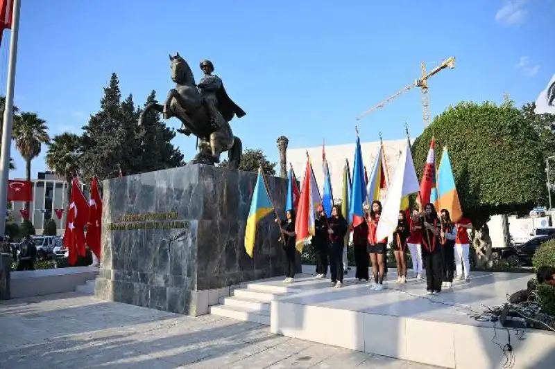 HATAY 86. ÖLÜM YILDÖNÜMÜNDE ATASINI ANDI