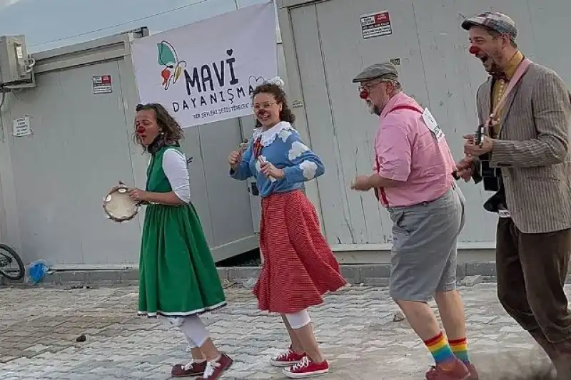 MAVİ DAYANIŞMA EKİBİ KONTEYNERKENTLERDE MORAL KAYNAĞI OLUYOR