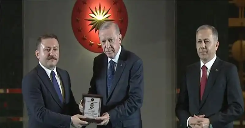 Cumhurbaşkanı Erdoğan’dan Hatay Vali Yardımcısı Cafer Ekinci’ye Üstün Hizmet Ödülü
