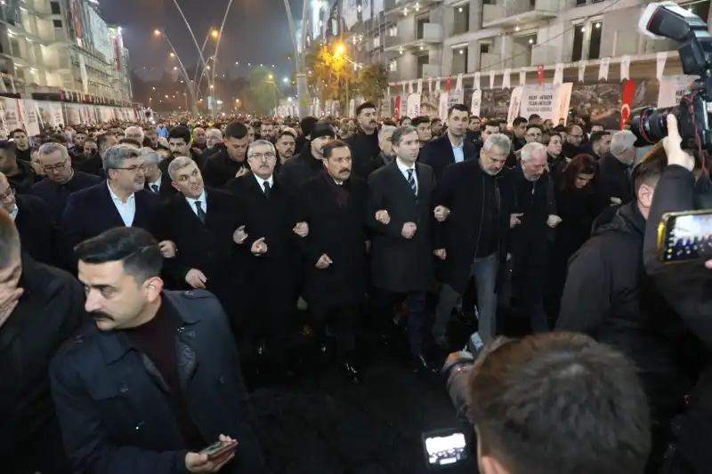 6 ŞUBAT’IN 2. YILDÖNÜMÜNDE DEPREM ŞEHİTLERİ ANILDI ASİ NEHRİ’NE KARANFİLLER BIRAKILDI