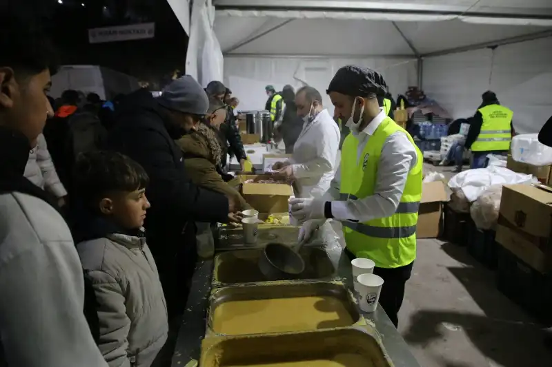 6 ŞUBAT’IN 2. YILDÖNÜMÜNDE DEPREM ŞEHİTLERİ ANILDI ASİ NEHRİ’NE KARANFİLLER BIRAKILDI