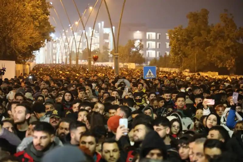 6 ŞUBAT’IN 2. YILDÖNÜMÜNDE DEPREM ŞEHİTLERİ ANILDI ASİ NEHRİ’NE KARANFİLLER BIRAKILDI