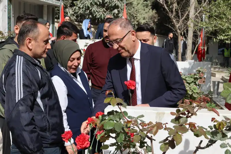 BAŞKAN YAPAR, 18 MART ŞEHİTLERİ ANMA GÜNÜ VE ÇANAKKALE ZAFERİ’NİN YIL DÖNÜMÜ NEDENİYLE DÜZENLENEN ÇELENK SUNMA TÖRENİ’NE KATILDI