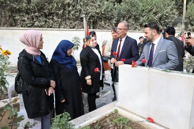 BAŞKAN YAPAR, 18 MART ŞEHİTLERİ ANMA GÜNÜ VE ÇANAKKALE ZAFERİ’NİN YIL DÖNÜMÜ NEDENİYLE DÜZENLENEN ÇELENK SUNMA TÖRENİ’NE KATILDI