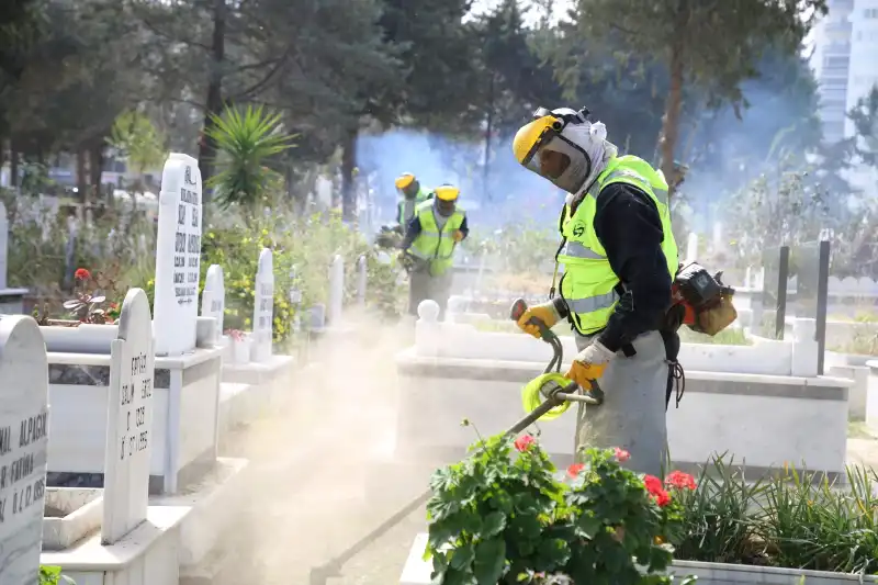 MEZARLIKLARDA BAYRAM HAZIRLIKLARI BAŞLADI
