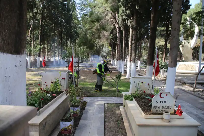 MEZARLIKLARDA BAYRAM HAZIRLIKLARI BAŞLADI