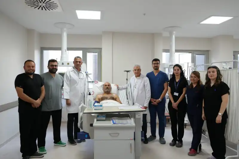 MKÜ Hastanesi'nden Deprem Sonrası Yeni Bir Başarı: Açık Kalp Ameliyatlı Hasta Yenilikçi Yöntemle Tedavi Edildi