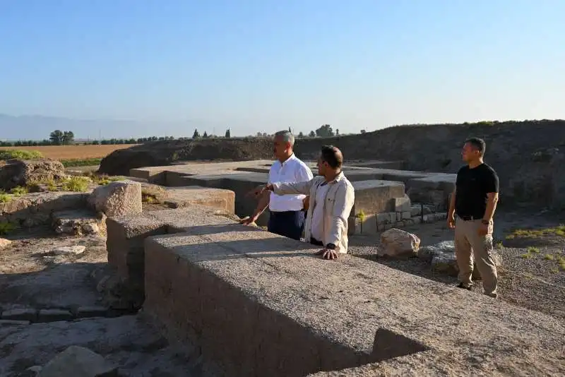 Rektör Eren, Aççana Höyük Kazı çalışmalarını Yerinde Inceledi