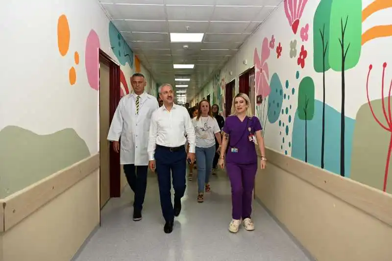 Rektör Eren, Çocuk Hastalara Moral Katacak Yeni Oyun Alanlarını Inceledi
