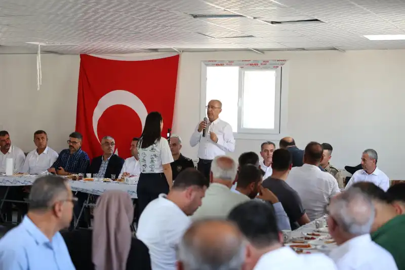 BAŞKAN YAPAR, DİKMECE MAHALLESİ’NDE MUHTARLARLA BİR ARAYA GELDİ