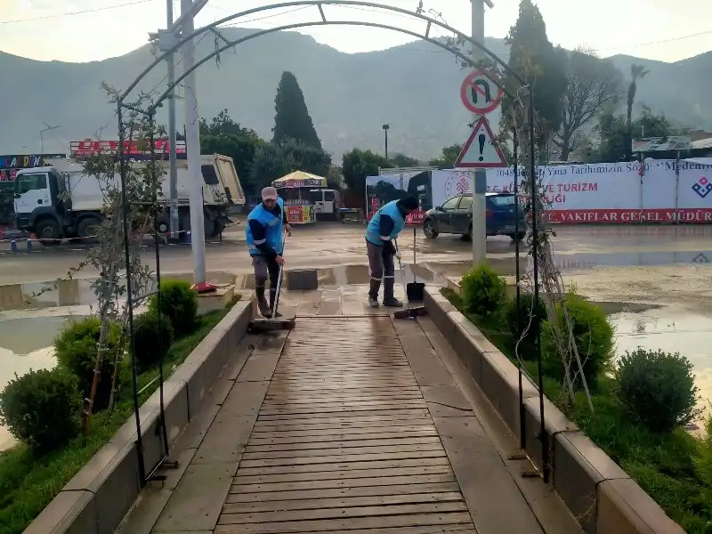 Antakya’nın Işlek Noktalarında Temizliğe Devam…