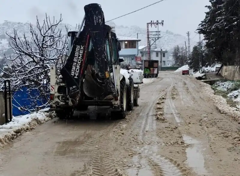 Antakya Belediyesi Yoğun Kar Yağışının Ardından Sahada…