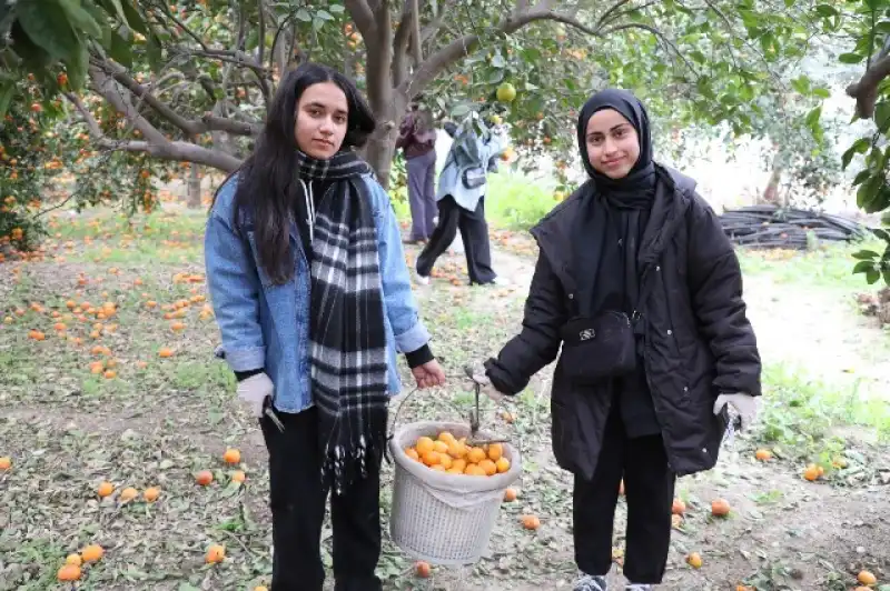 ÖĞRENCİLER TOPLADI, HBB DAĞITTI