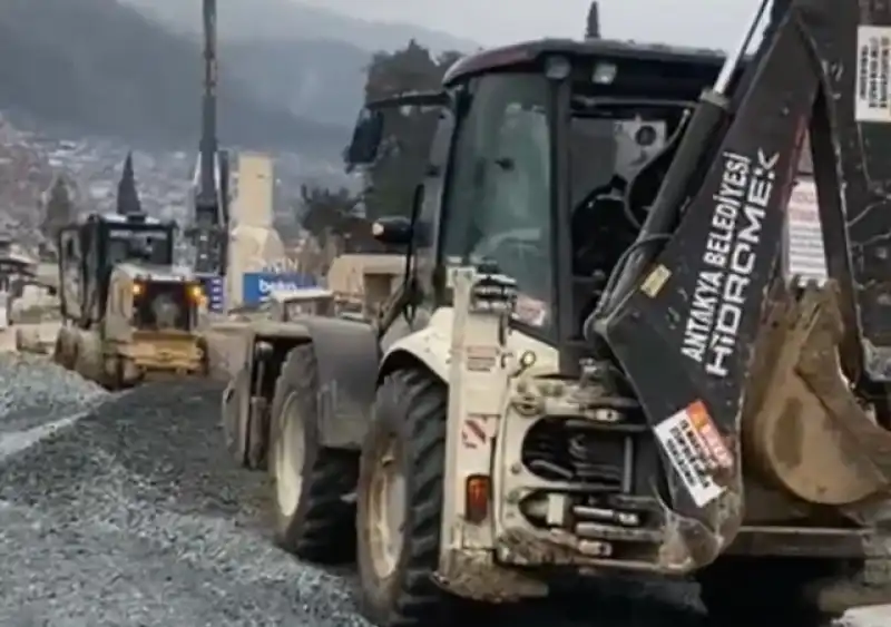 Antakya’da Yağmur Sonrası Yol Onarım çalışmaları Devam 